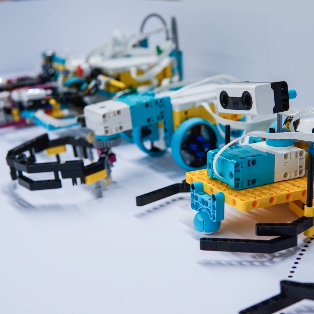 mehrere Lego Roboter